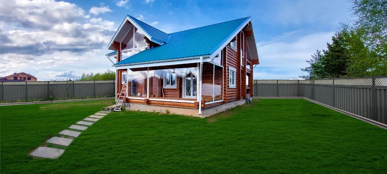 Мягкие окна на веранде загородного дома в Латной